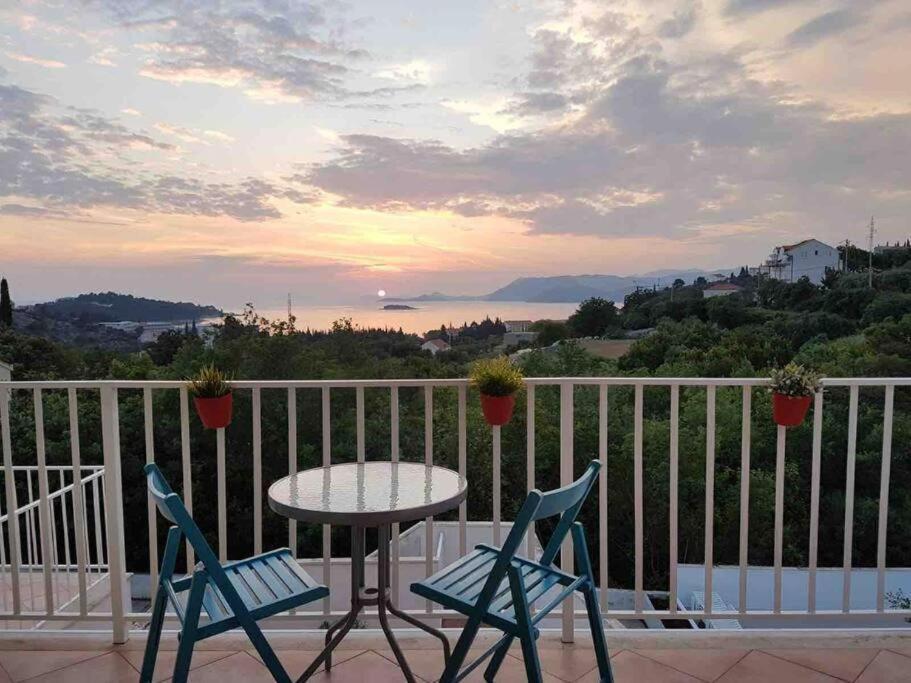 Lovely Split Level Apartment With Sea View, Pool, Free Parking And Wifi ซัฟทัท ภายนอก รูปภาพ
