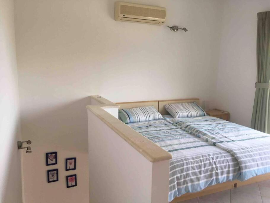 Lovely Split Level Apartment With Sea View, Pool, Free Parking And Wifi ซัฟทัท ภายนอก รูปภาพ