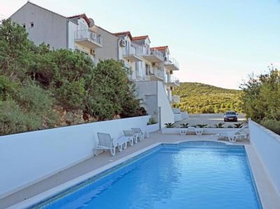 Lovely Split Level Apartment With Sea View, Pool, Free Parking And Wifi ซัฟทัท ภายนอก รูปภาพ
