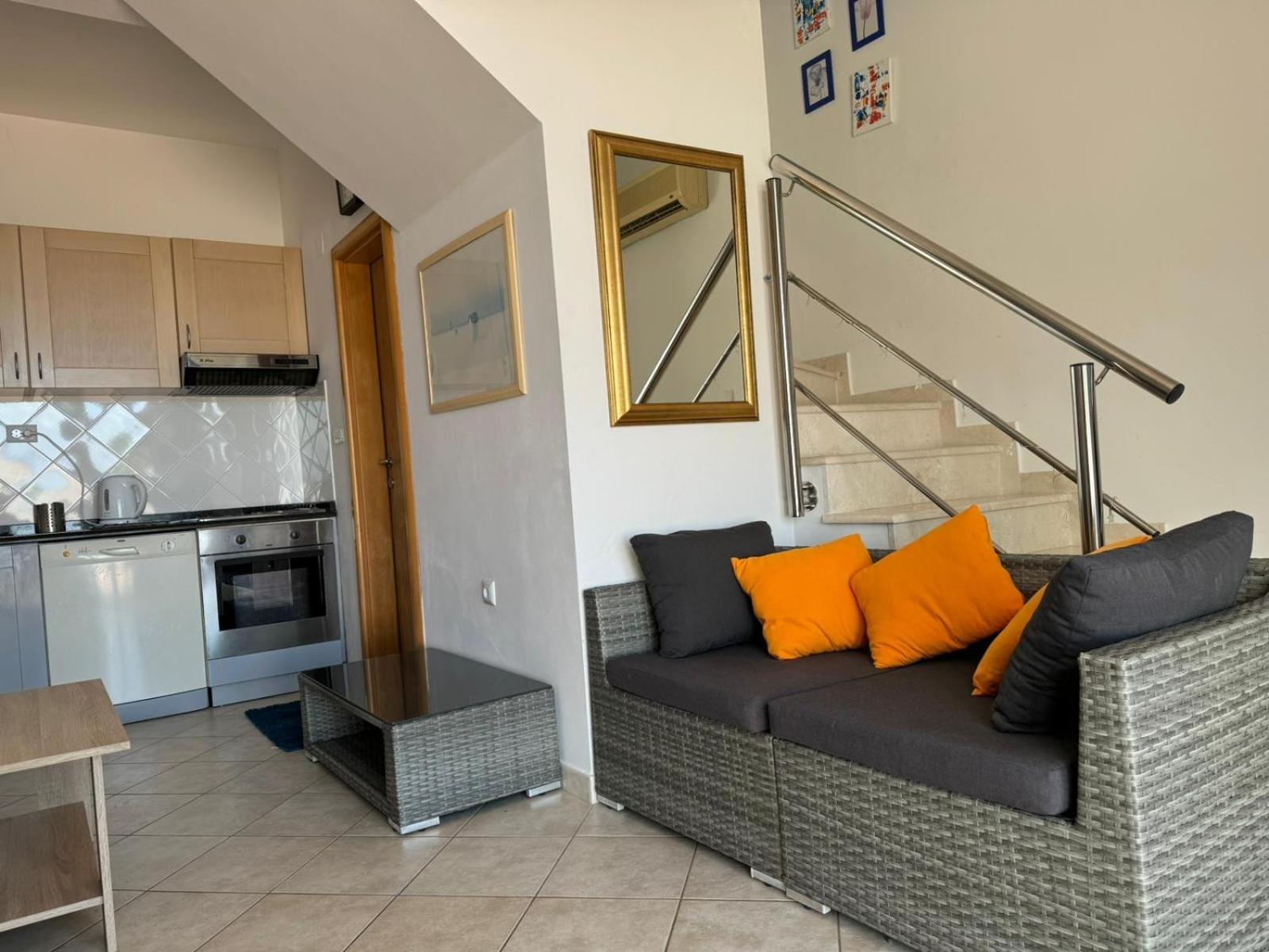 Lovely Split Level Apartment With Sea View, Pool, Free Parking And Wifi ซัฟทัท ภายนอก รูปภาพ